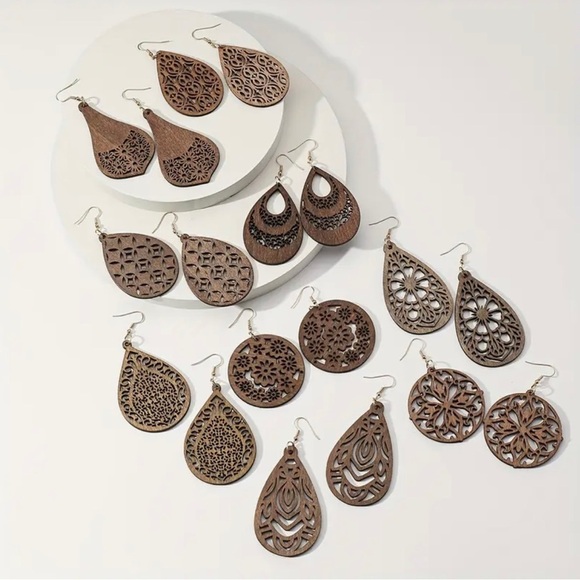 ⭐️ 5 for $25 Natural Wood Brown Painted Lightweight Earrings Gold Tone Hoops - Picture 6 of 7